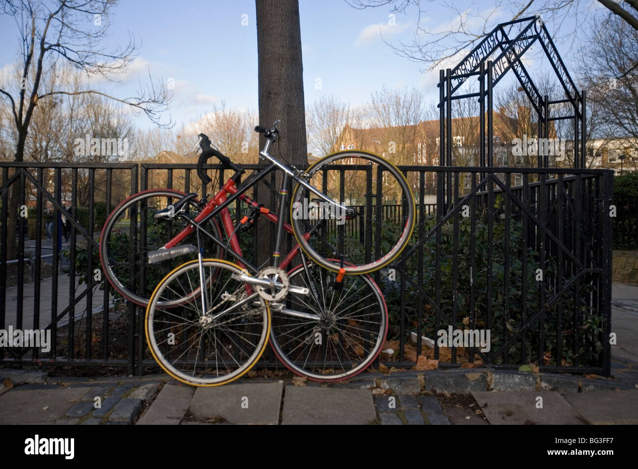 zwei Fahrräder gesperrt-Up gegen einen Zaun in Ost-london Stockfoto