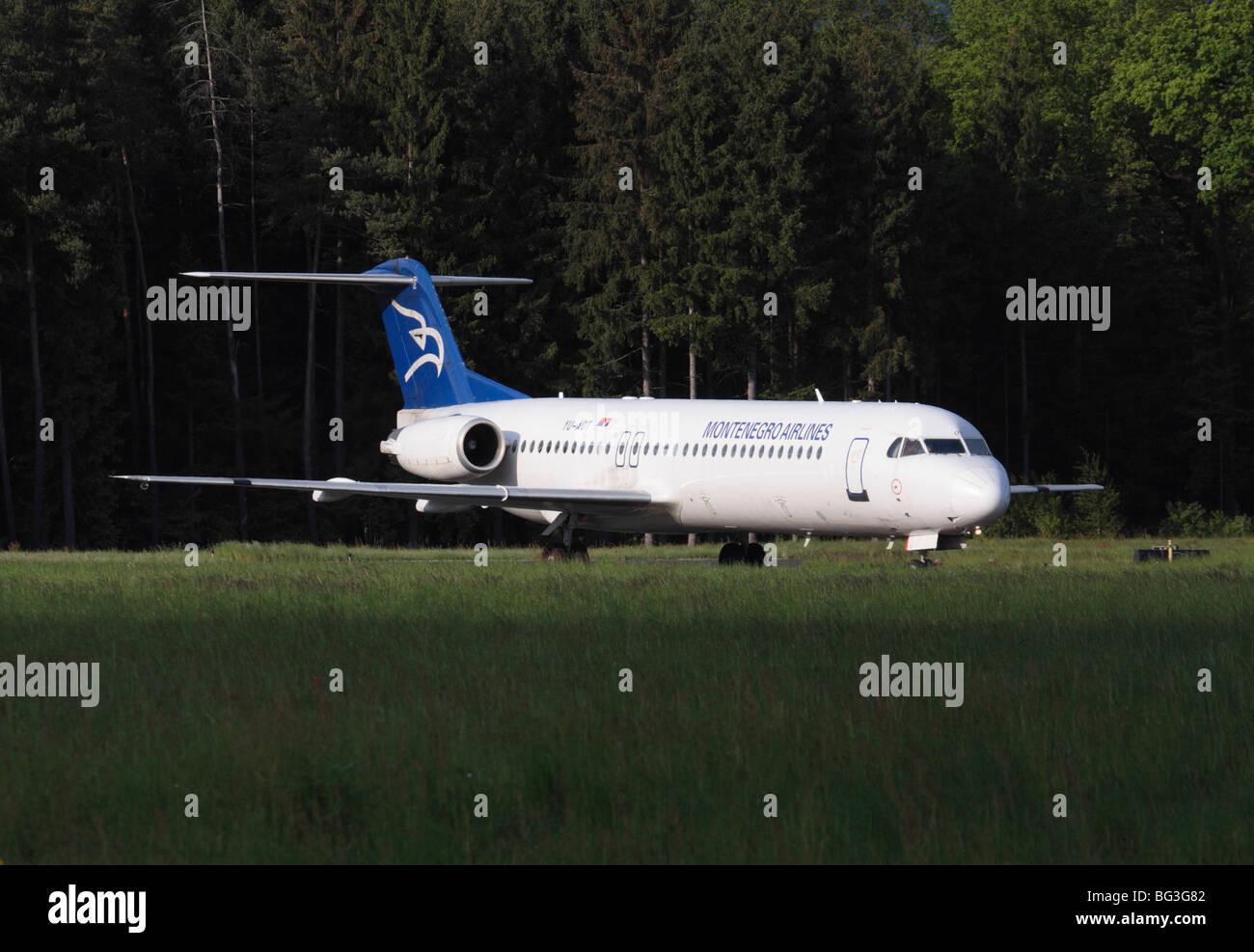 Montenegro Airlines Fokker 100 will abgehen vom Flughafen Ljubljana Stockfoto