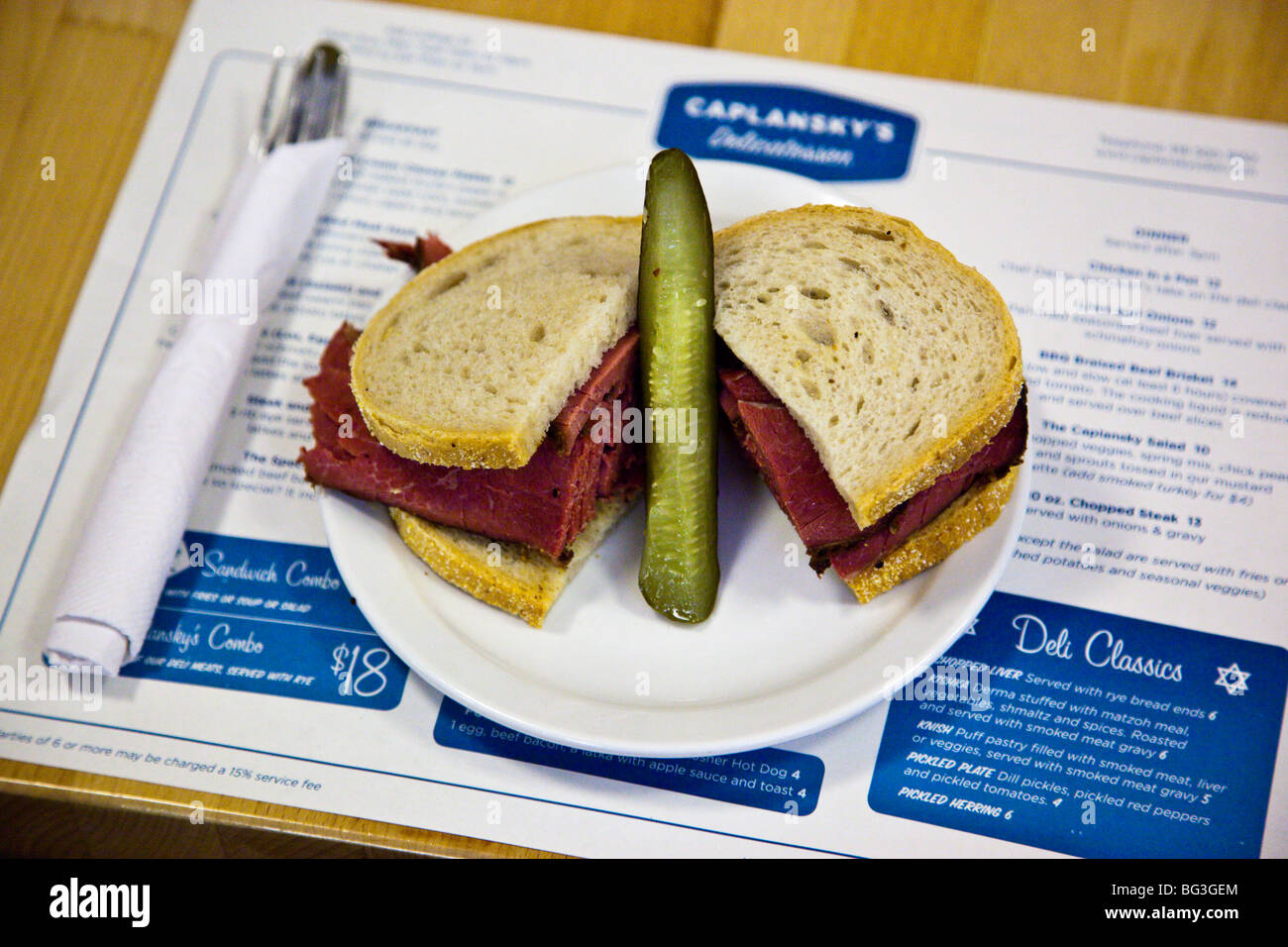 Geräuchertem Fleisch Sandwich am Caplansky Feinkost in Toronto Kanada Stockfoto