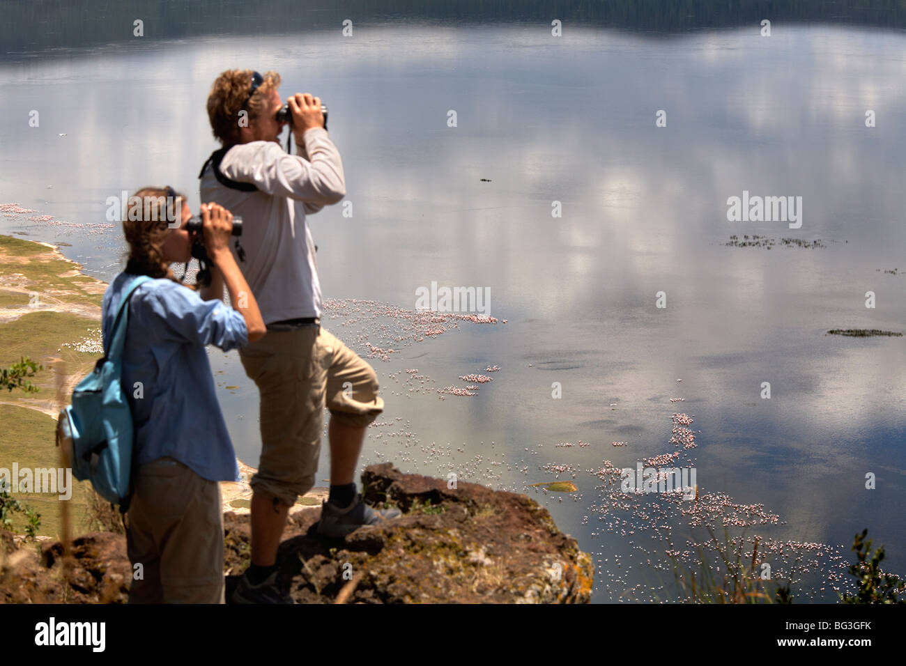 Touristen schauen hinunter auf Lake Nakuru, Lake Nakuru National Park, Kenia, Ostafrika, Afrika Stockfoto