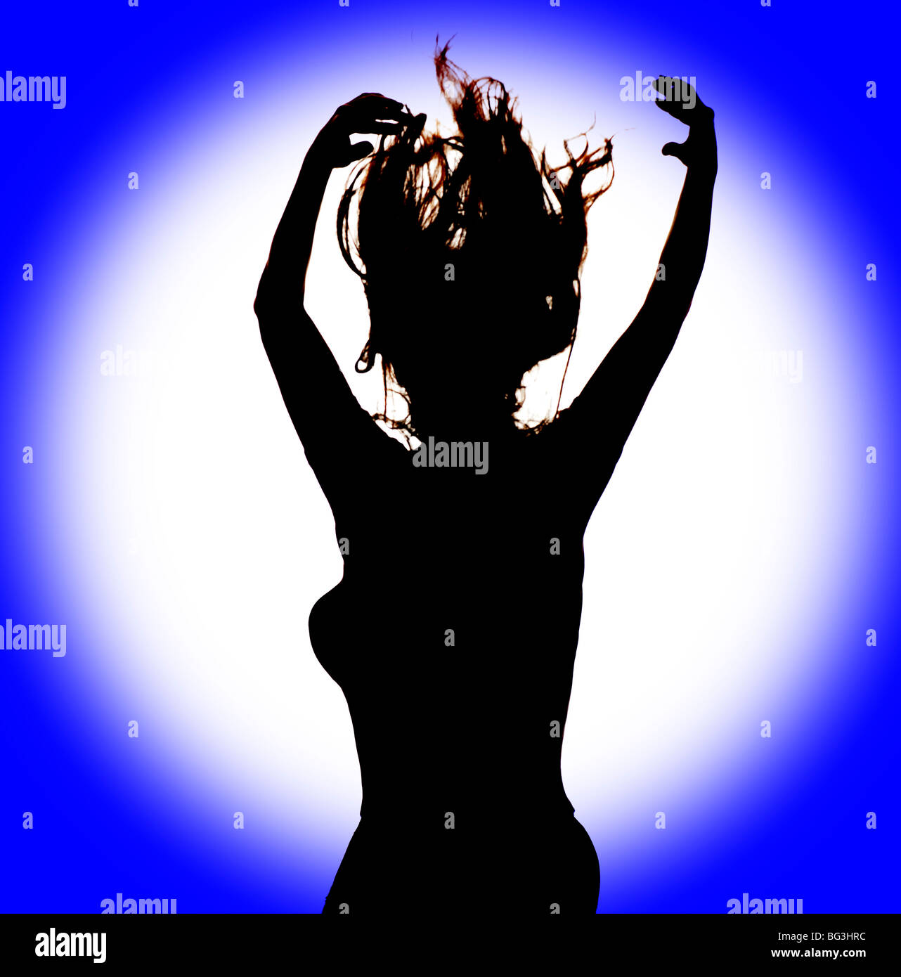 Frau tanzt im Rampenlicht bei Rave-Feier Stockfoto