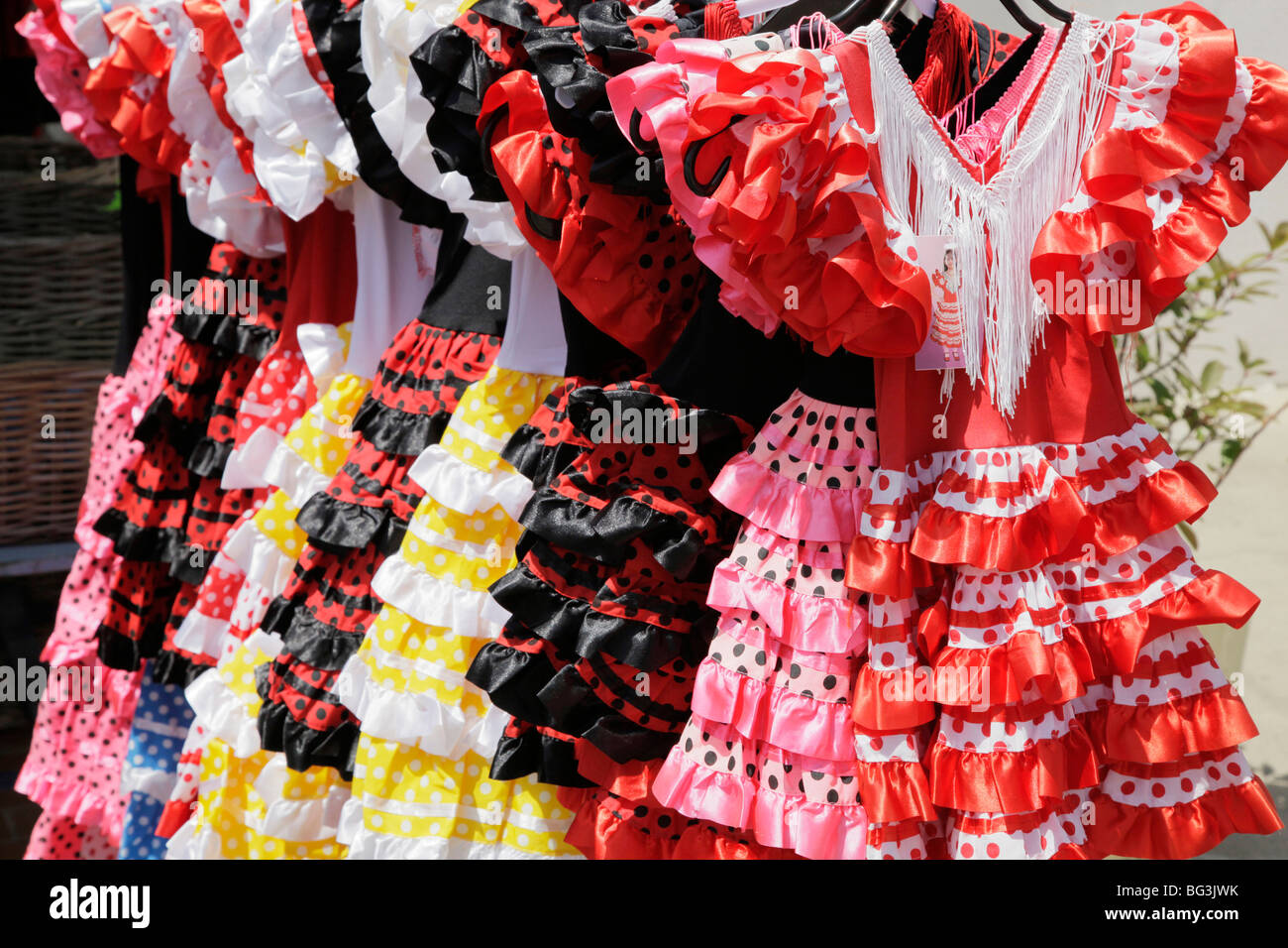 Flamenco-Kleider auf einem Markt Stockfoto