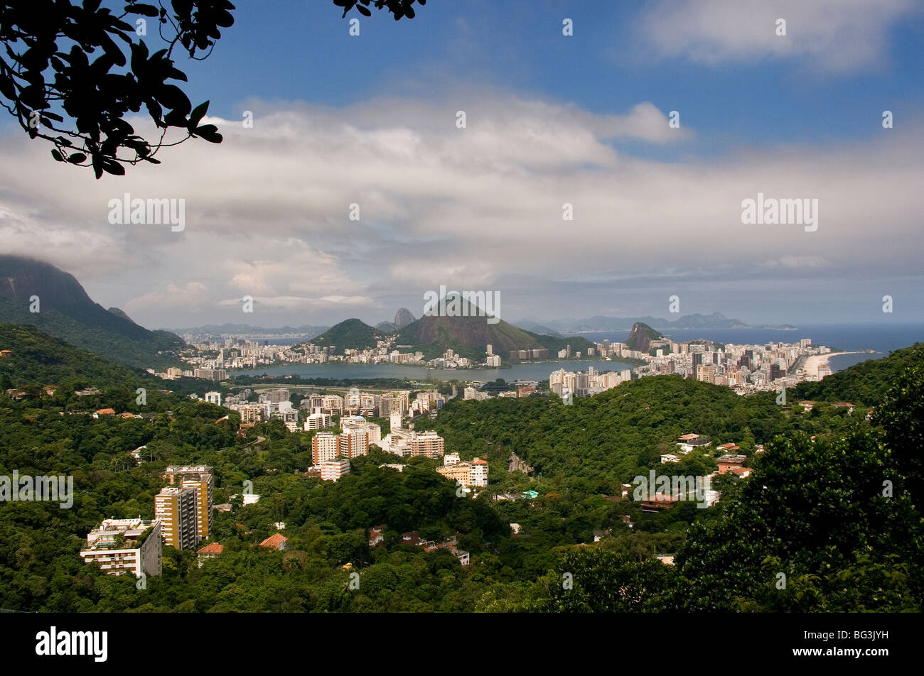 Blick auf Rio de Janeiro aus dem Inneren der Favela von rocinha. Brasilien. Stockfoto