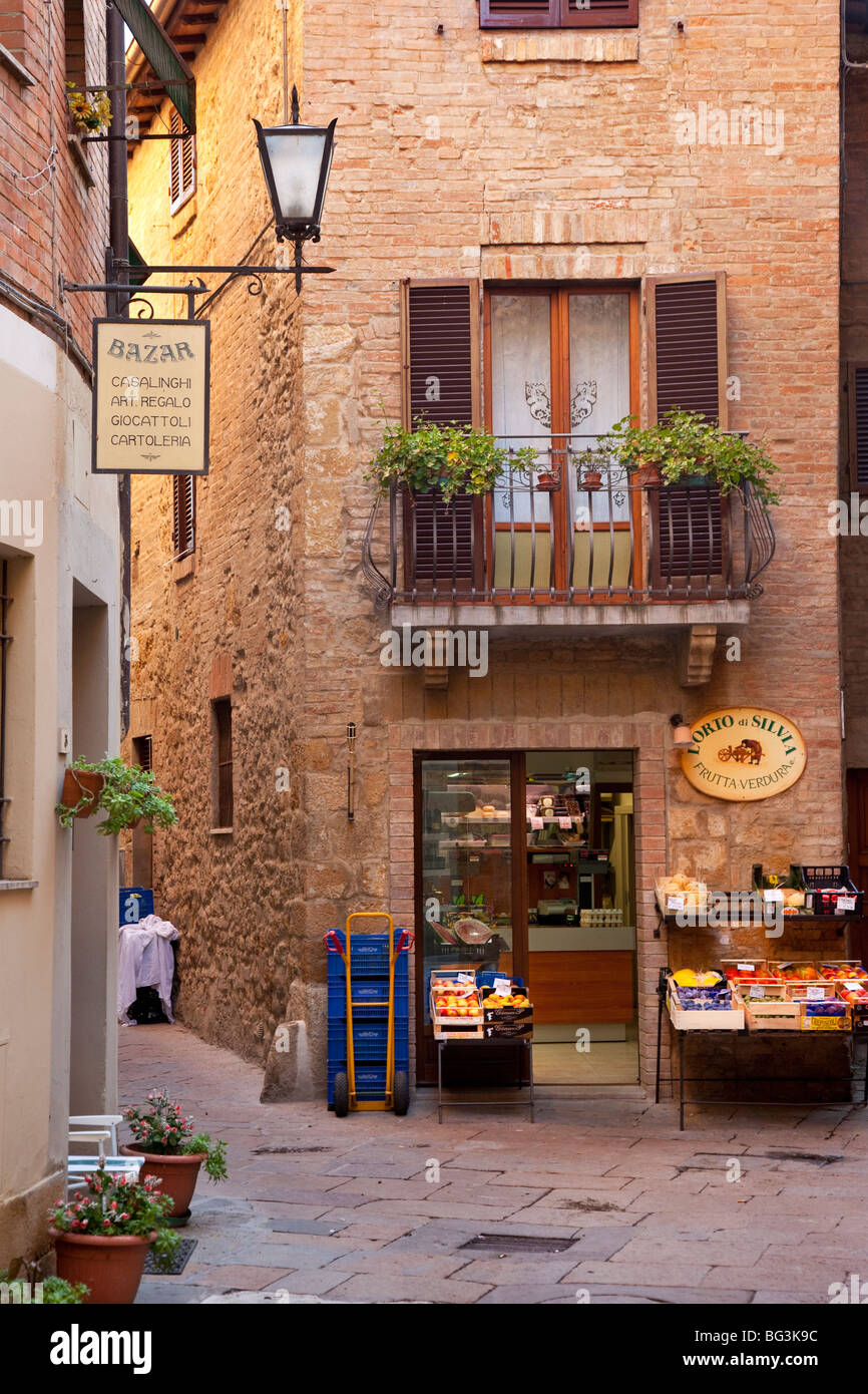Kleines Lebensmittelgeschäft in der historischen Stadt Pienza, Toskana Italien Stockfoto