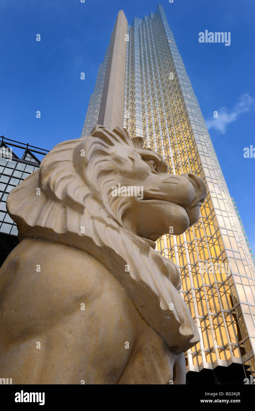 Golden lion Statue mit gold Royal Bank hochhaus Tower in Toronto, Kanada Stockfoto