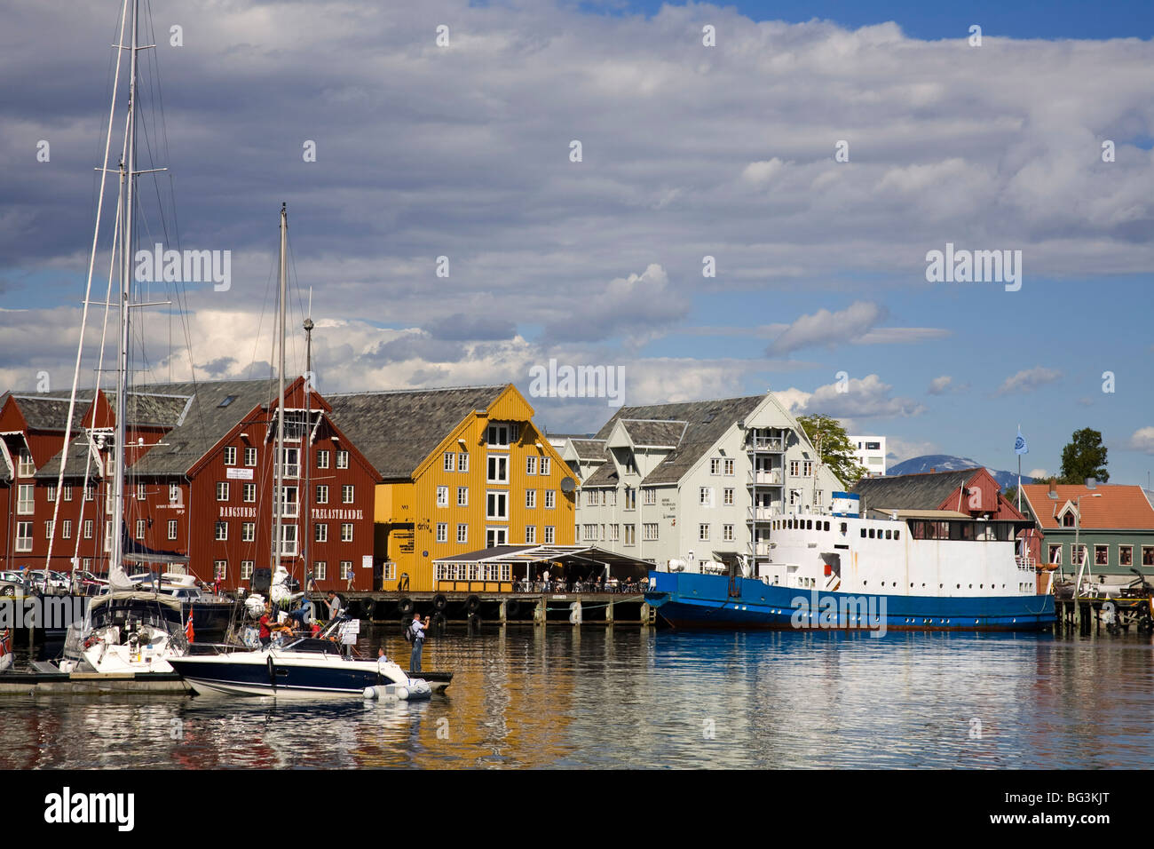 Boote und Lagerhallen auf Skansen Docks, Tromso Stadt, Troms Grafschaft, Norwegen, Skandinavien, Europa Stockfoto