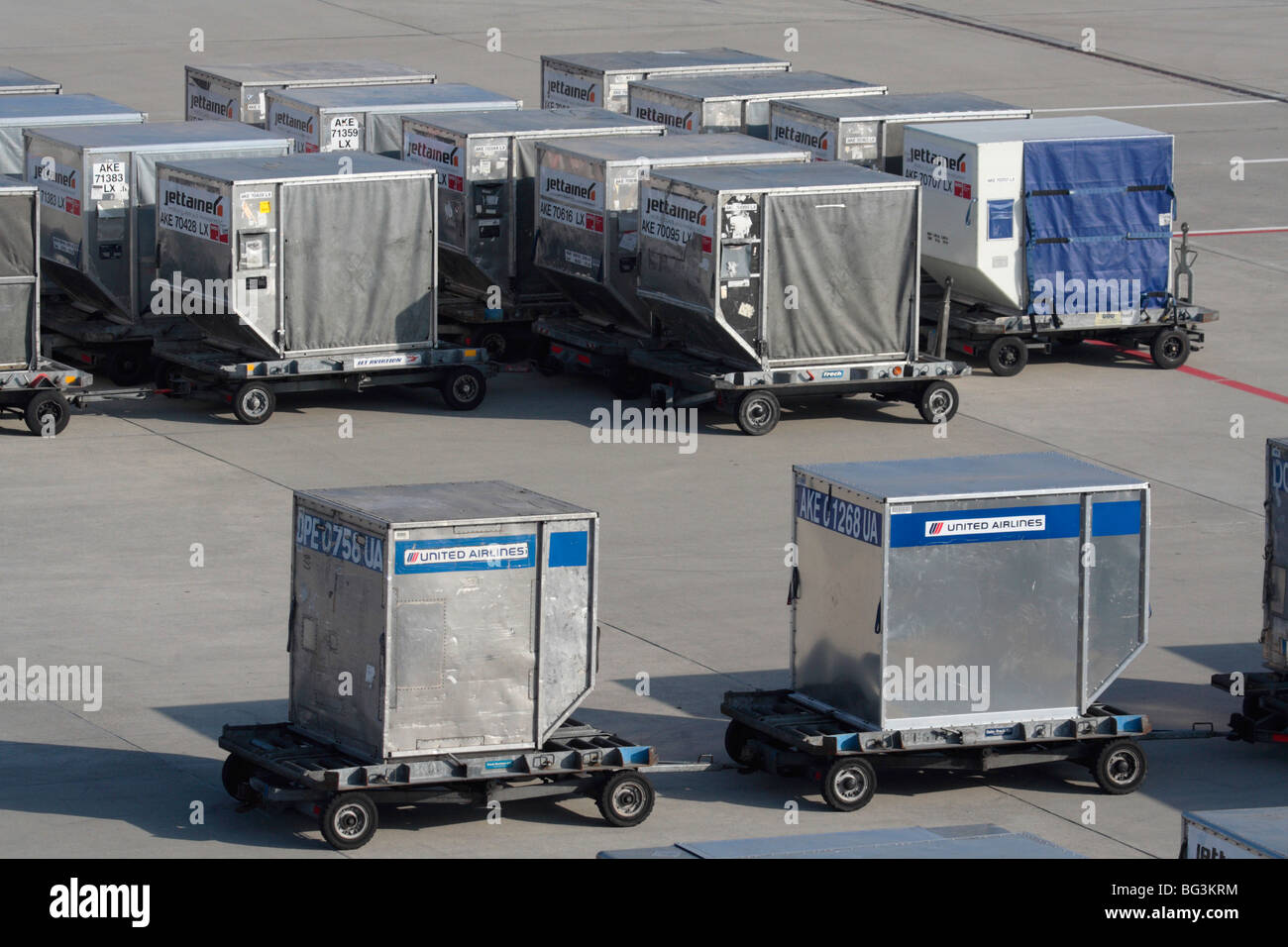 Kommerzielle Luftfrachttransportlogistik. Luftfrachtcontainer auf der Rampe oder dem Vorfeld eines Flughafens, die auf die Beladung warten. Lieferkette. Freier Markt. Stockfoto