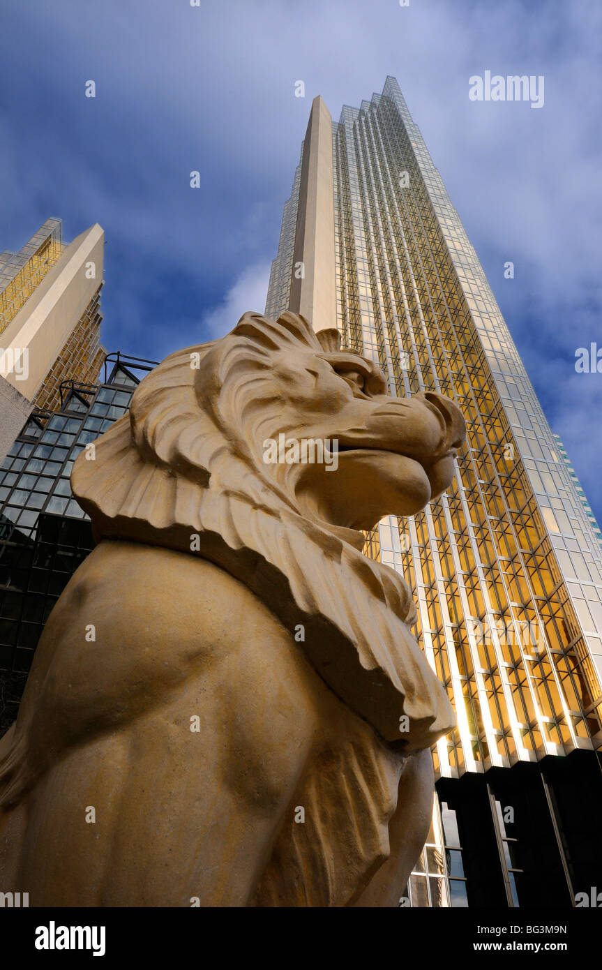 Golden lion Statue mit gold Royal Bank Plaza Towers in Toronto, Kanada Stockfoto