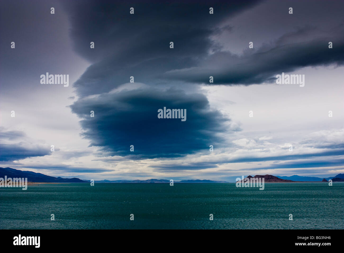 Pyramid Lake Nevada an einem windigen Tag mit der Pyramide sichtbar auf der rechten Seite und einem ominösen Wolke overhead Stockfoto