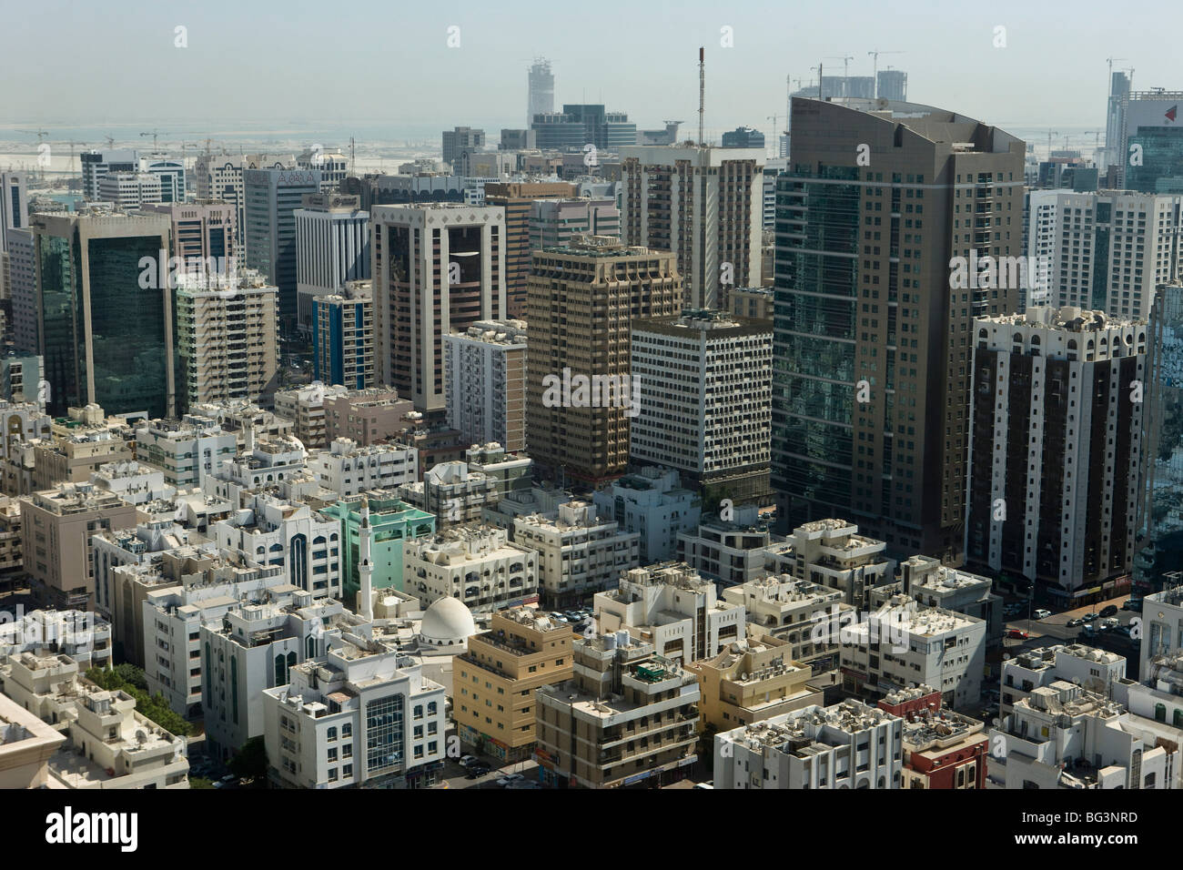 Hohen Aussichtspunkt der Stadt mit einer Moschee, die im Gegensatz zu neueren Gebäuden, Abu Dhabi, Vereinigte Arabische Emirate Stockfoto
