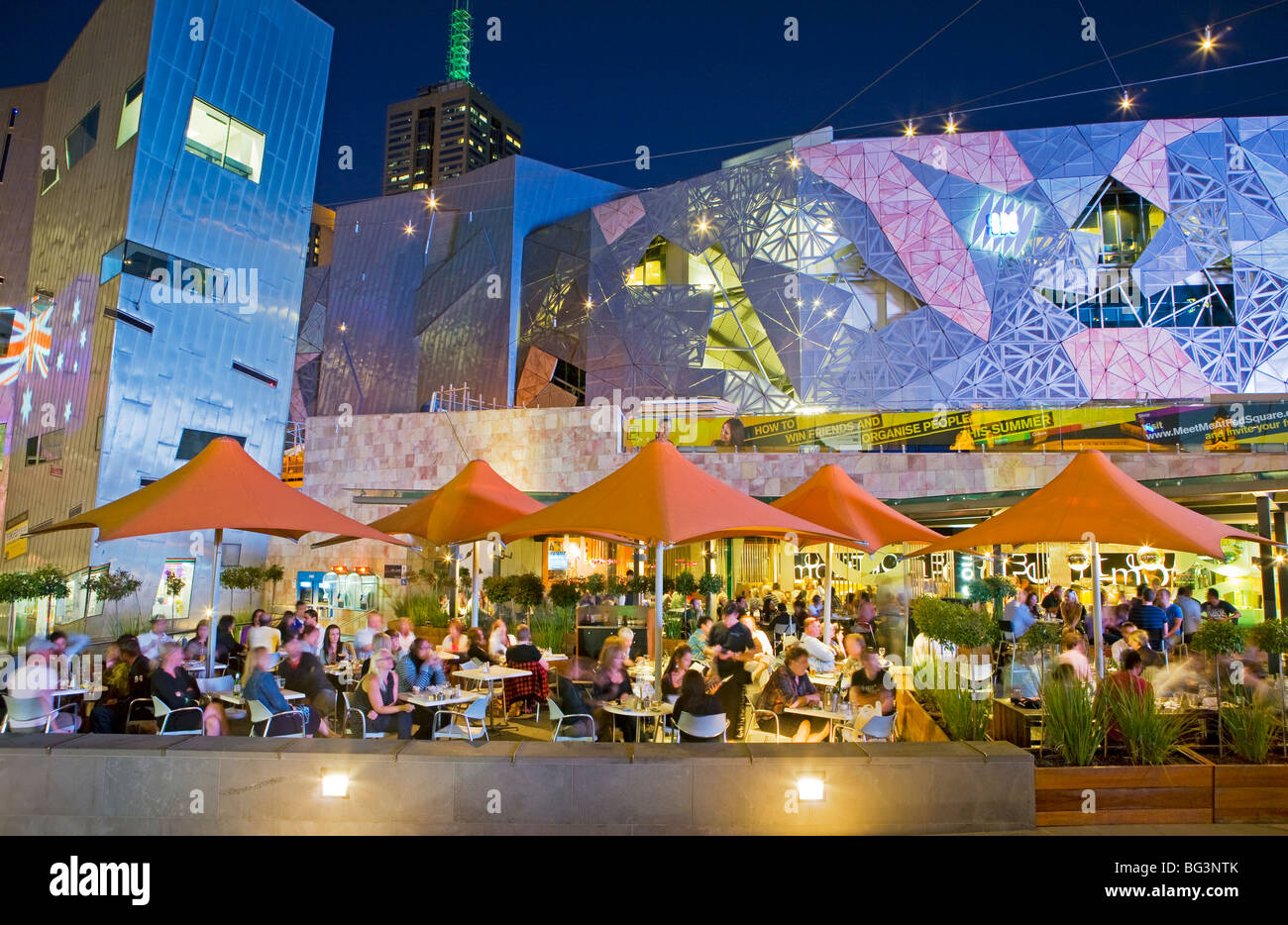 Australien, Victoria, Melbourne, Cafe und Restaurants in Federation Square. Stockfoto