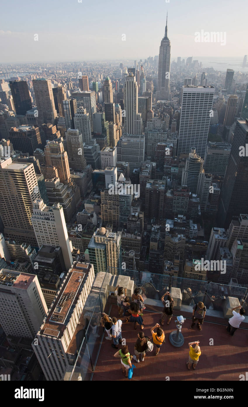 Touristen fotografieren Blick auf das Empire State Building, Rockefeller Center, Manhattan, New York, USA Stockfoto