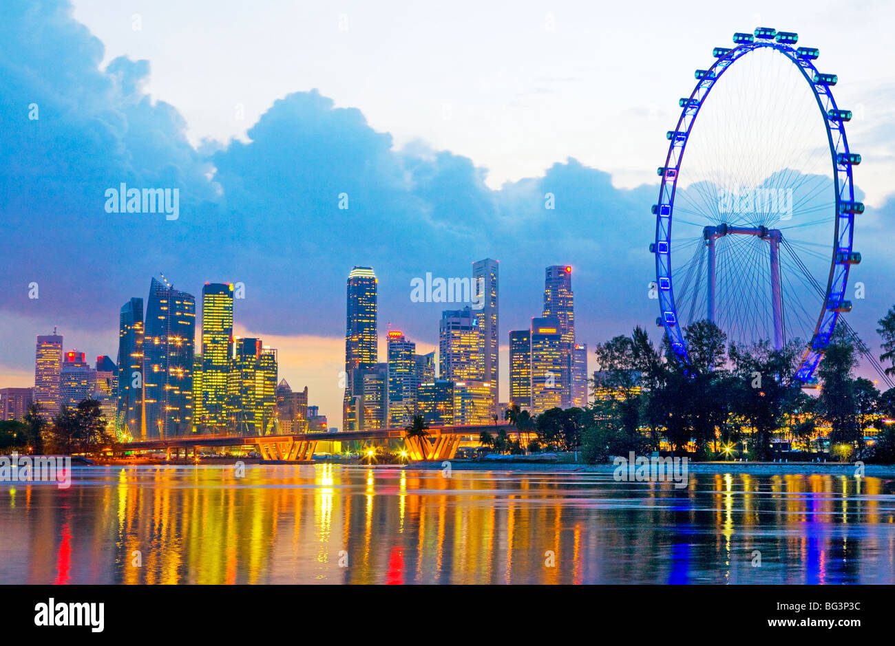 Singapore Flyer und Skyline. Singapur, Singapur, Marina Bay. Stockfoto