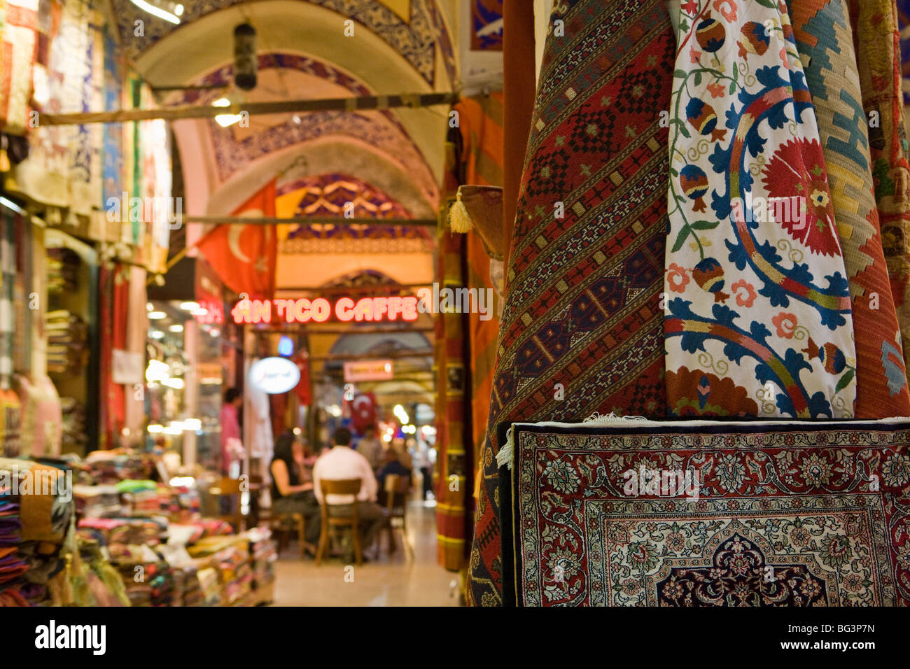 Traditionelle Teppiche mit Café im Hintergrund, Basar, Istanbul, Türkei, Europa Stockfoto