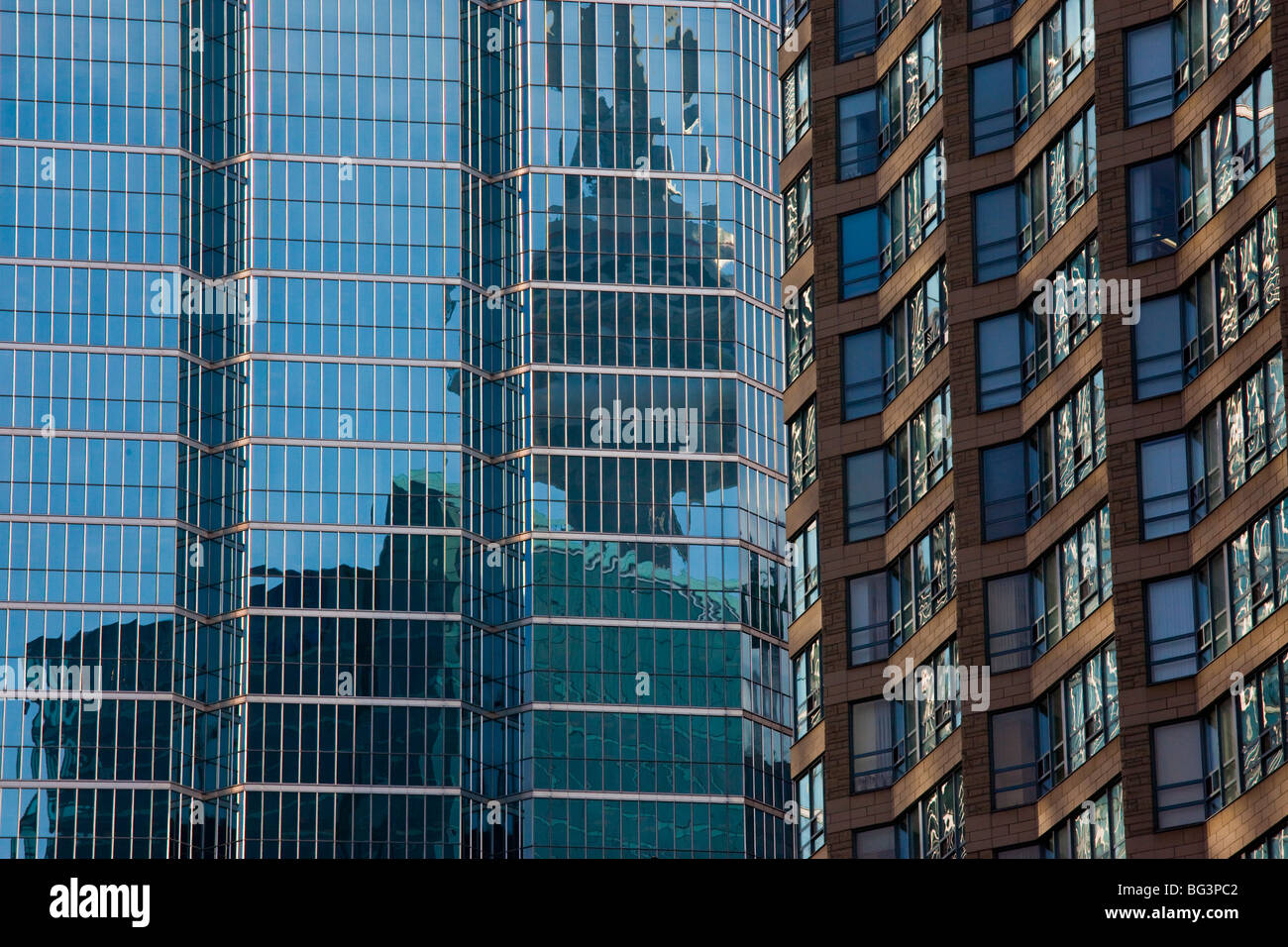 CN Tower Reflexion in einem Zentrum von Wolkenkratzer in Toronto Kanada Stockfoto
