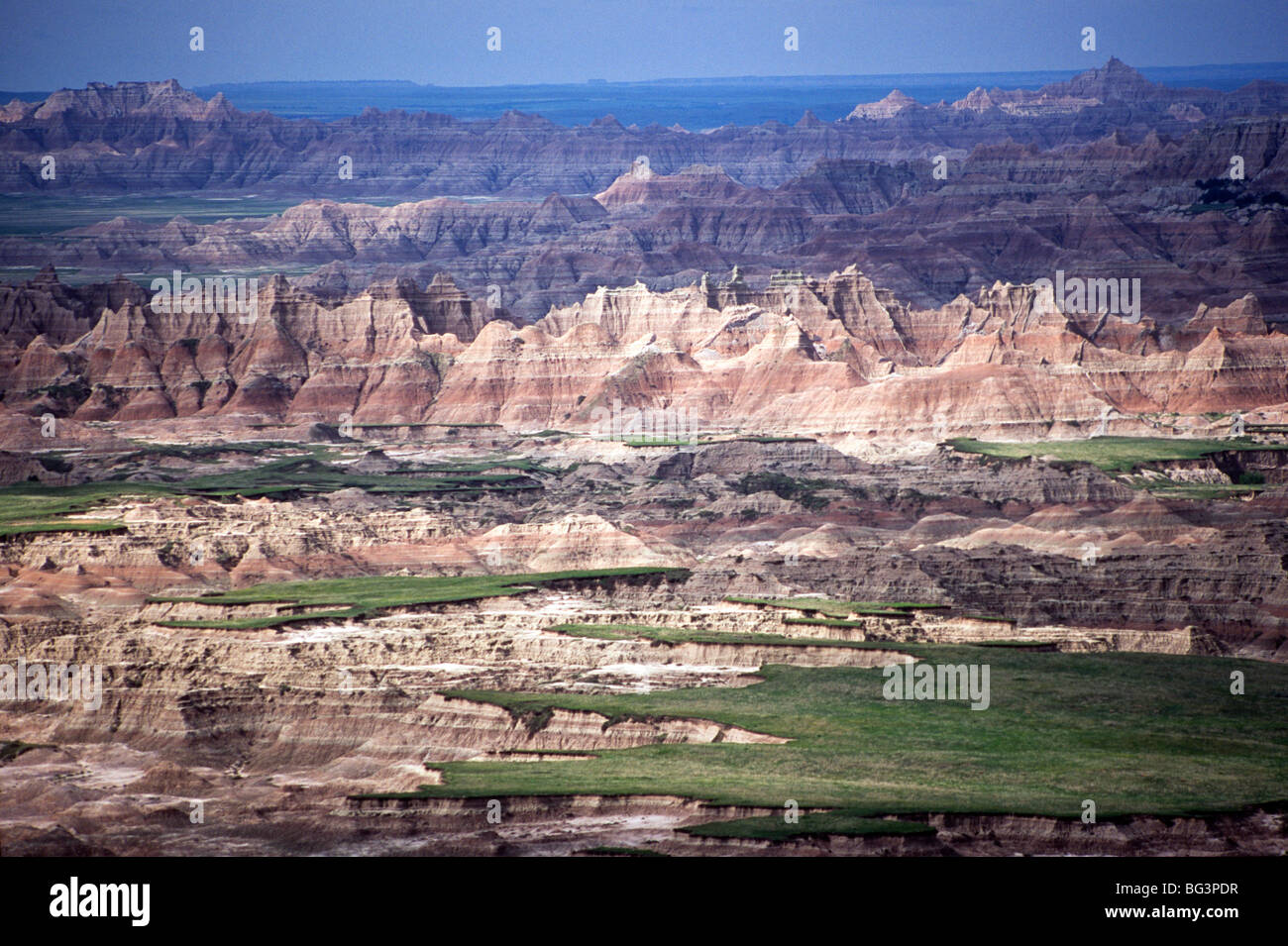 Die Badlands, versteinerte starke, mehrfarbige geographische Formationen bestehend aus Böden, von Badlands Loop Road gesehen. Stockfoto