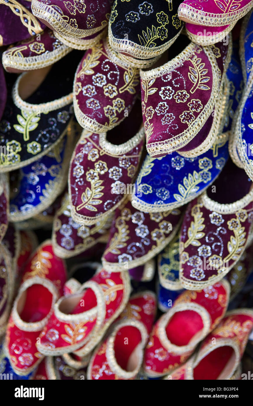Traditionelle türkische Schuhe zu verkaufen, Grand Bazaar (Basar), Istanbul, Türkei, Europa Stockfoto