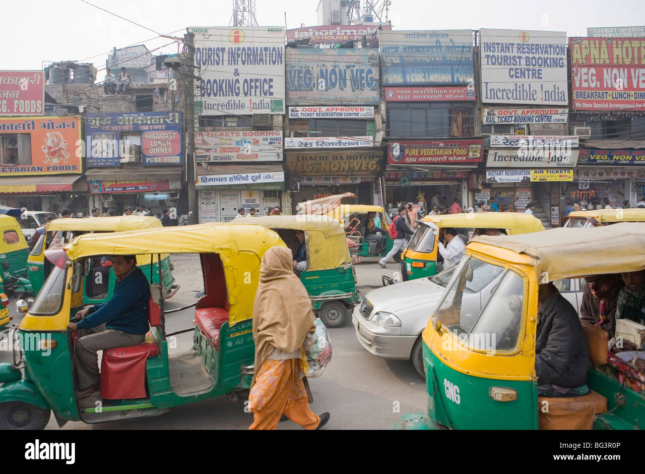 Rikschas vor New Delhi Railway Station, Delhi, Indien, Asien Stockfoto