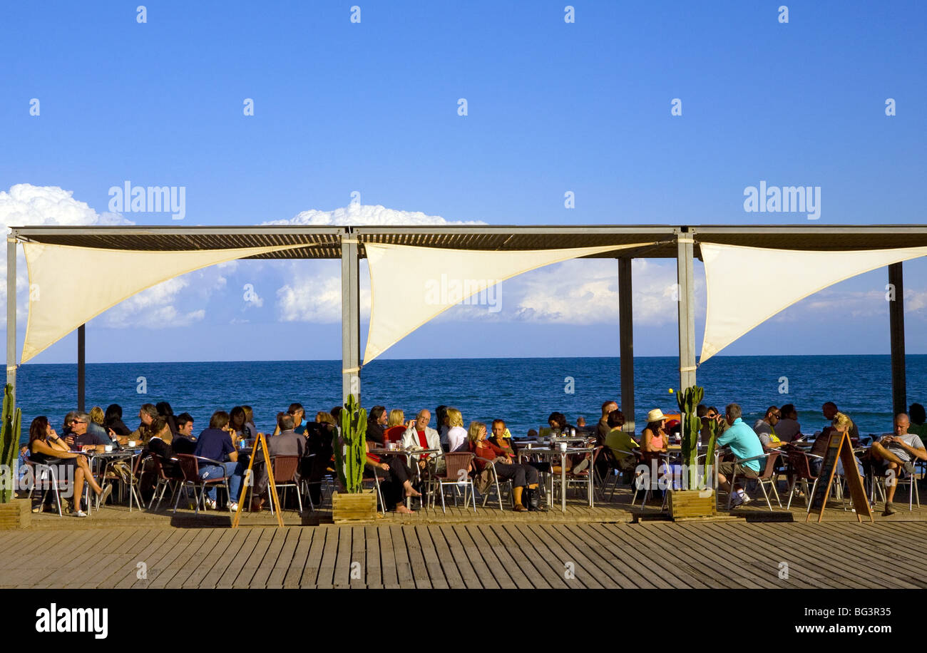 Strandcafé in La Barceloneta, Barcelona, Spanien. Stockfoto
