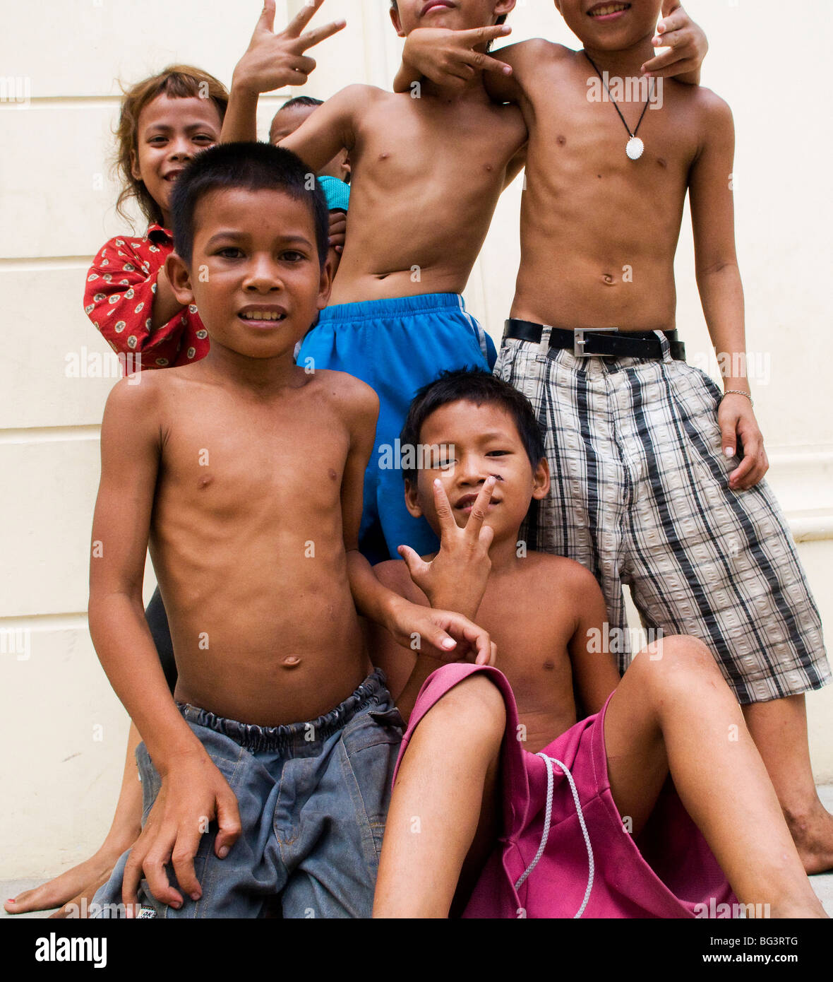 Cool Khmer Kinder Breakdance in den Straßen von Phnom Phen. Stockfoto