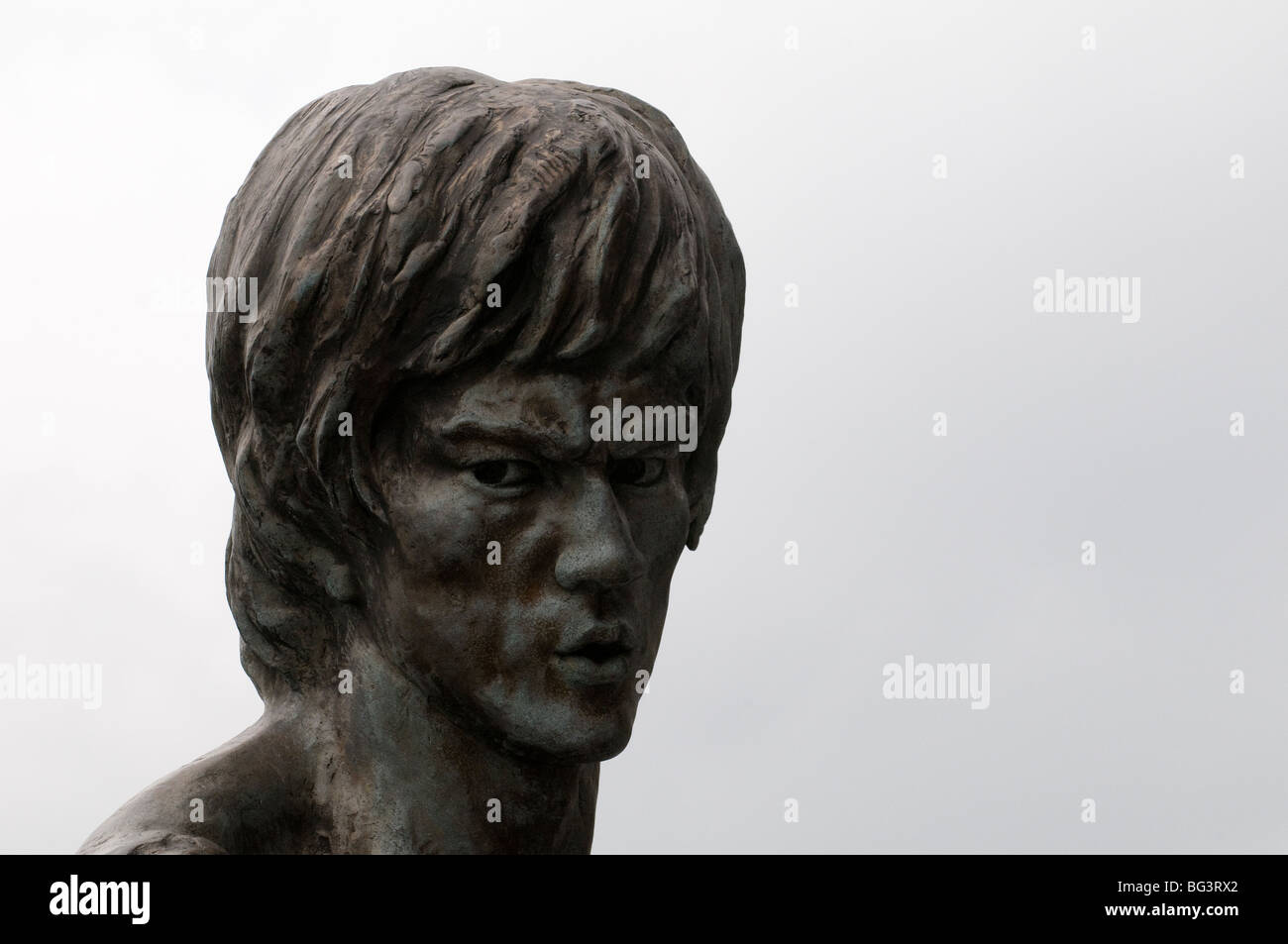 Eine schöne Statue von Bruce Lee steht stolz in der Promenade von Hong Kong auf der Kowloon-Seite. Stockfoto