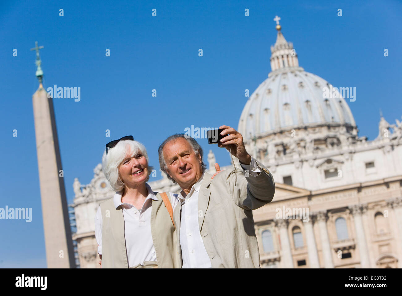 Ältere Touristen Sehenswürdigkeiten in St. Petersplatz, Rom, Latium, Italien, Europa Stockfoto