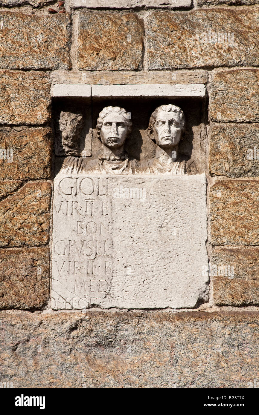 Römische Grabsteine aus dem ersten Jahrhundert nach Christus in Archi di Porta Nuova, eines der erhaltenen Tore der mittelalterlichen Stadtmauer nahe Mailand Stockfoto