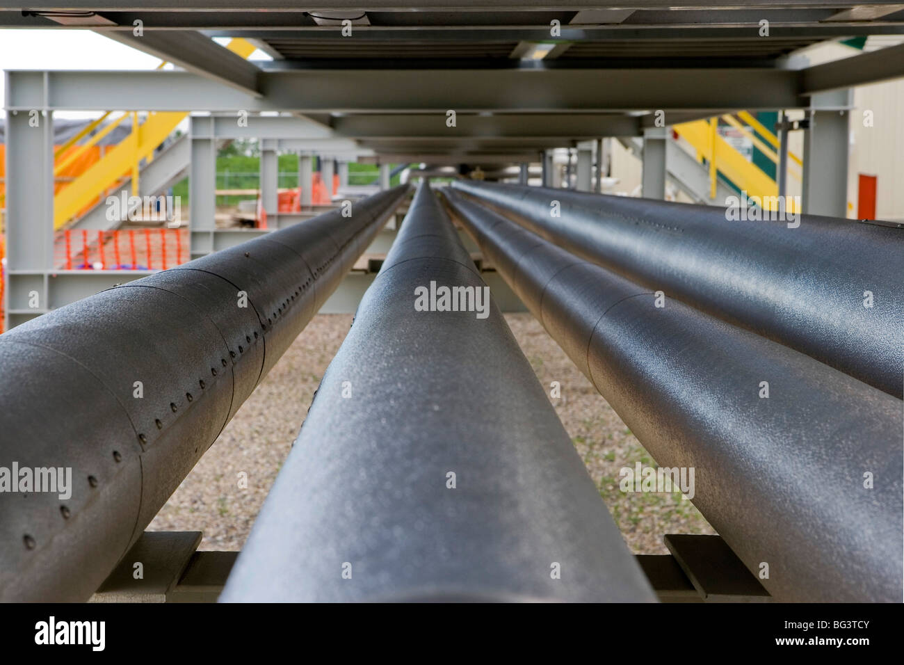 Rohrleitungen in eine Industrieanlage Stockfoto