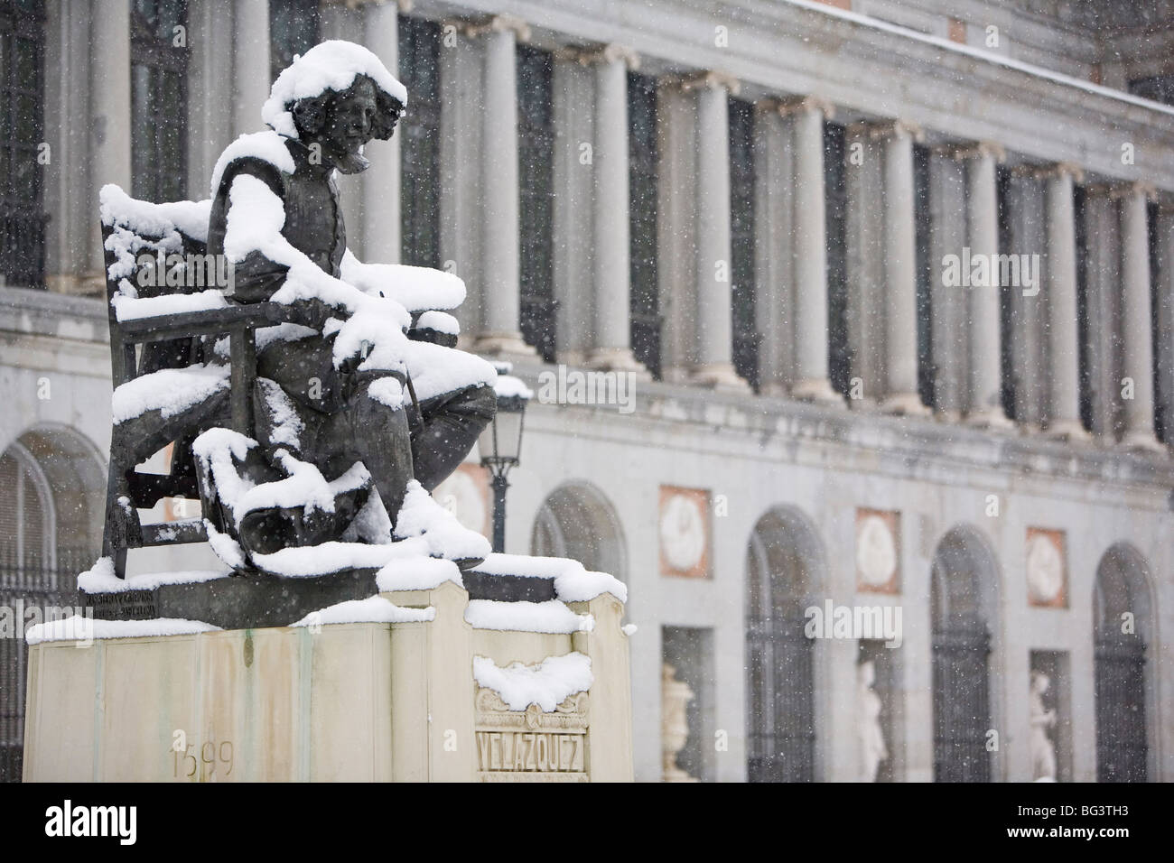 Velasquez Statue bedeckt in Schnee, Museo del Prado, Madrid, Spanien, Europa Stockfoto