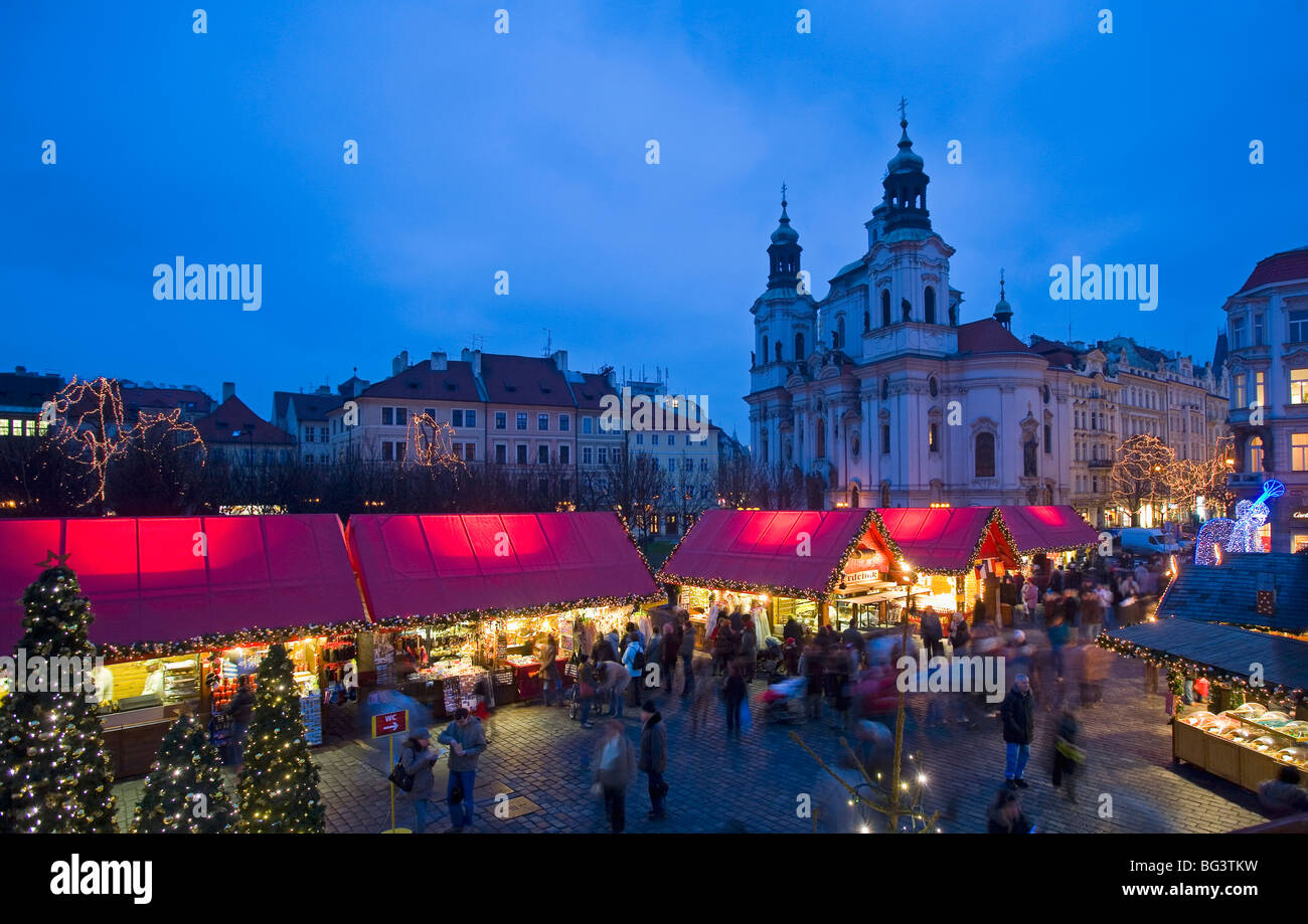 Altstädter Ring an Weihnachten und St.-Nikolaus-Kirche, Prag, Tschechische Republik, Europa Stockfoto