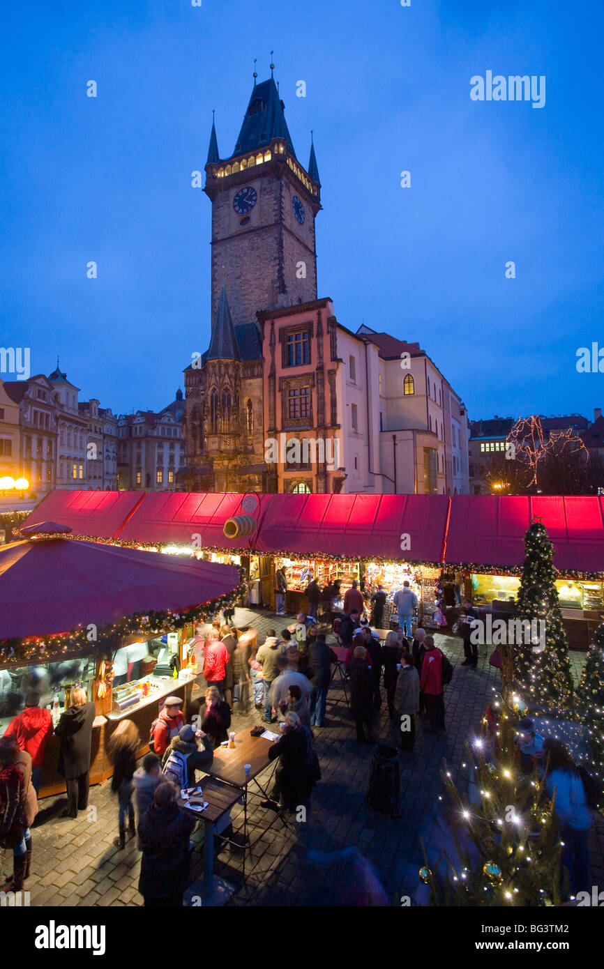 Altstädter Ring zur Weihnachtszeit und Altstädter Rathaus, Prag, Tschechische Republik, Europa Stockfoto