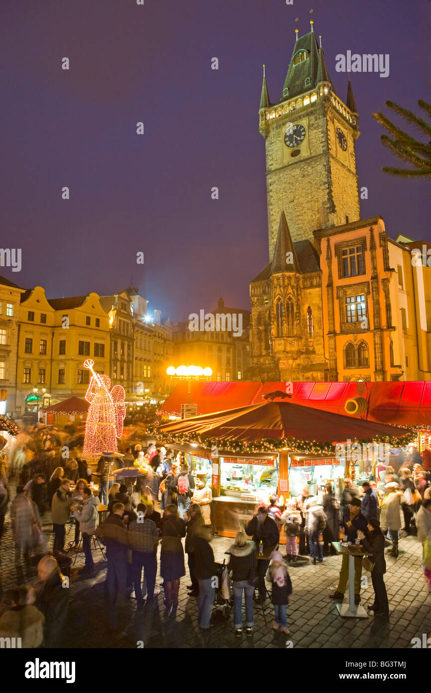 Altstädter Ring zur Weihnachtszeit und Altstädter Rathaus, Prag, Tschechische Republik, Europa Stockfoto