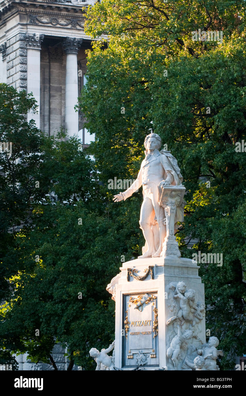 Mozartdenkmal, Burggarten, Wien, Österreich | Mozart-Denkmal im Burggarten, Hofburg, Wien, Österreich Stockfoto
