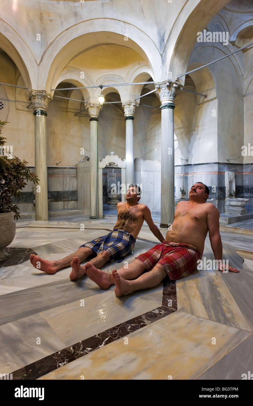 Innenansicht des 300 Jahre alten Cagaloglu Hamam, türkisches Bad, mit der Mitte Marmor Plattform (Gobek Tasi), Istanbul, Türkei Stockfoto