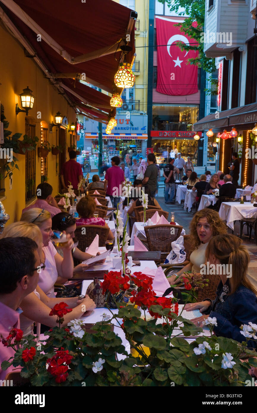 Restaurant im Freien zu Speisen, in der trendigen touristischen Stadtteil Sultanahmet, Istanbul, Türkei, Europa Stockfoto