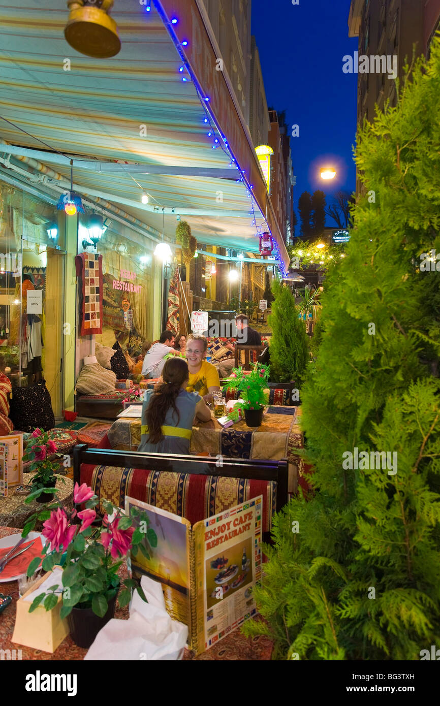 Restaurant im Freien zu Speisen, in der trendigen touristischen Stadtteil Sultanahmet, Istanbul, Türkei, Europa Stockfoto