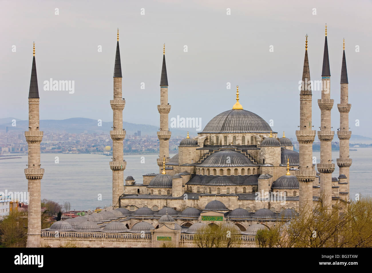 Erhöhten Blick auf die blaue Moschee in Sultanahmet, mit Blick auf den Bosporus, Istanbul, Türkei, Europa Stockfoto