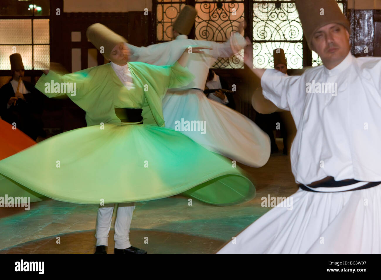 Die Mevlevi, (tanzenden Derwische) Durchführung der Sema (Zeremonie), Istanbul, Türkei, Europa Stockfoto