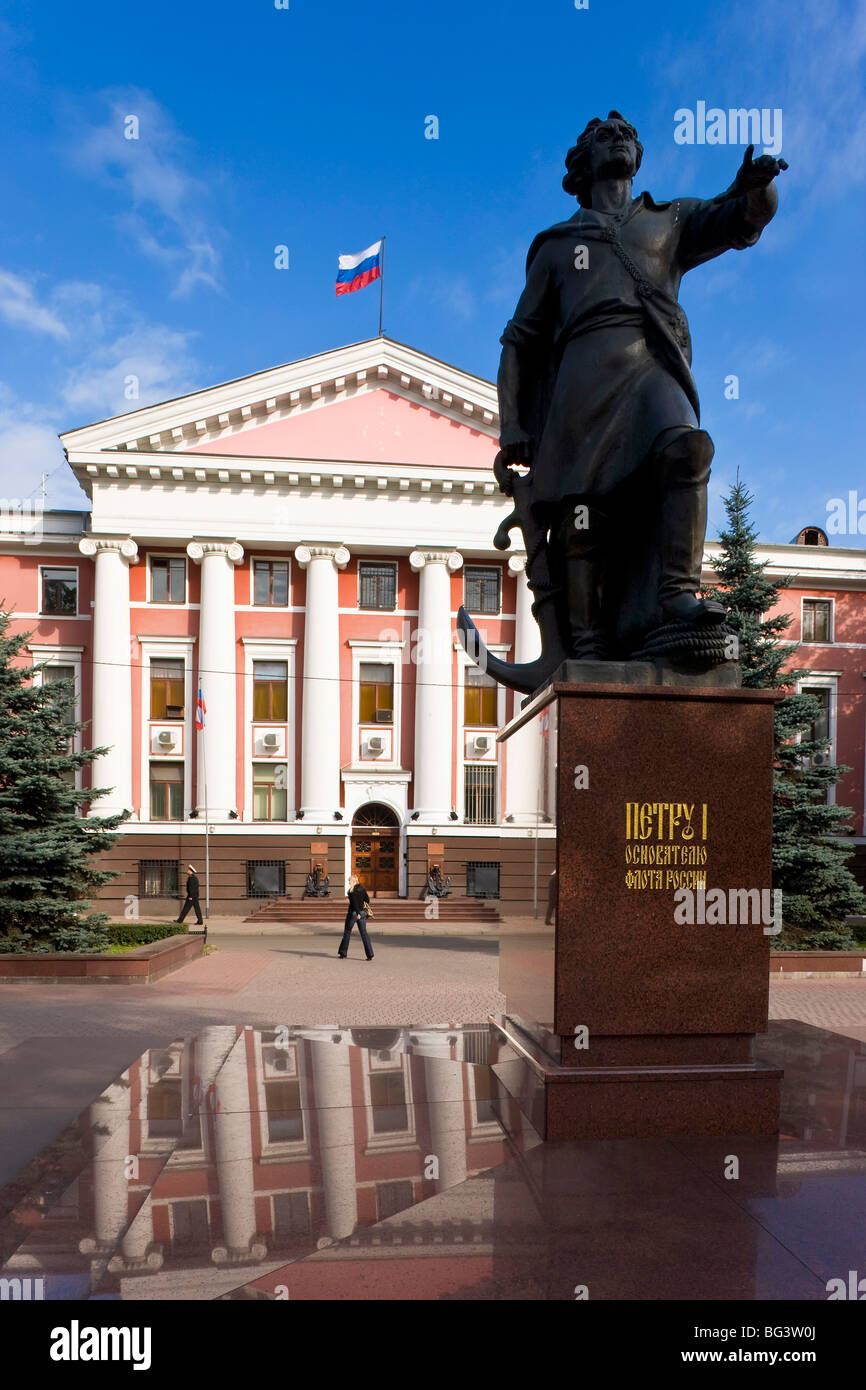 Verwaltungsgebäude der russischen baltischen Flotte und Statue von Peter dem großen, Kaliningrad, Russland, Europa Stockfoto
