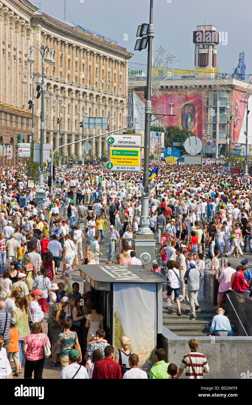 Jährliche Unabhängigkeitstag, Menschen zu Fuß entlang der wichtigsten Khreshchatyk Street, Kiew, Ukraine, Europa Stockfoto