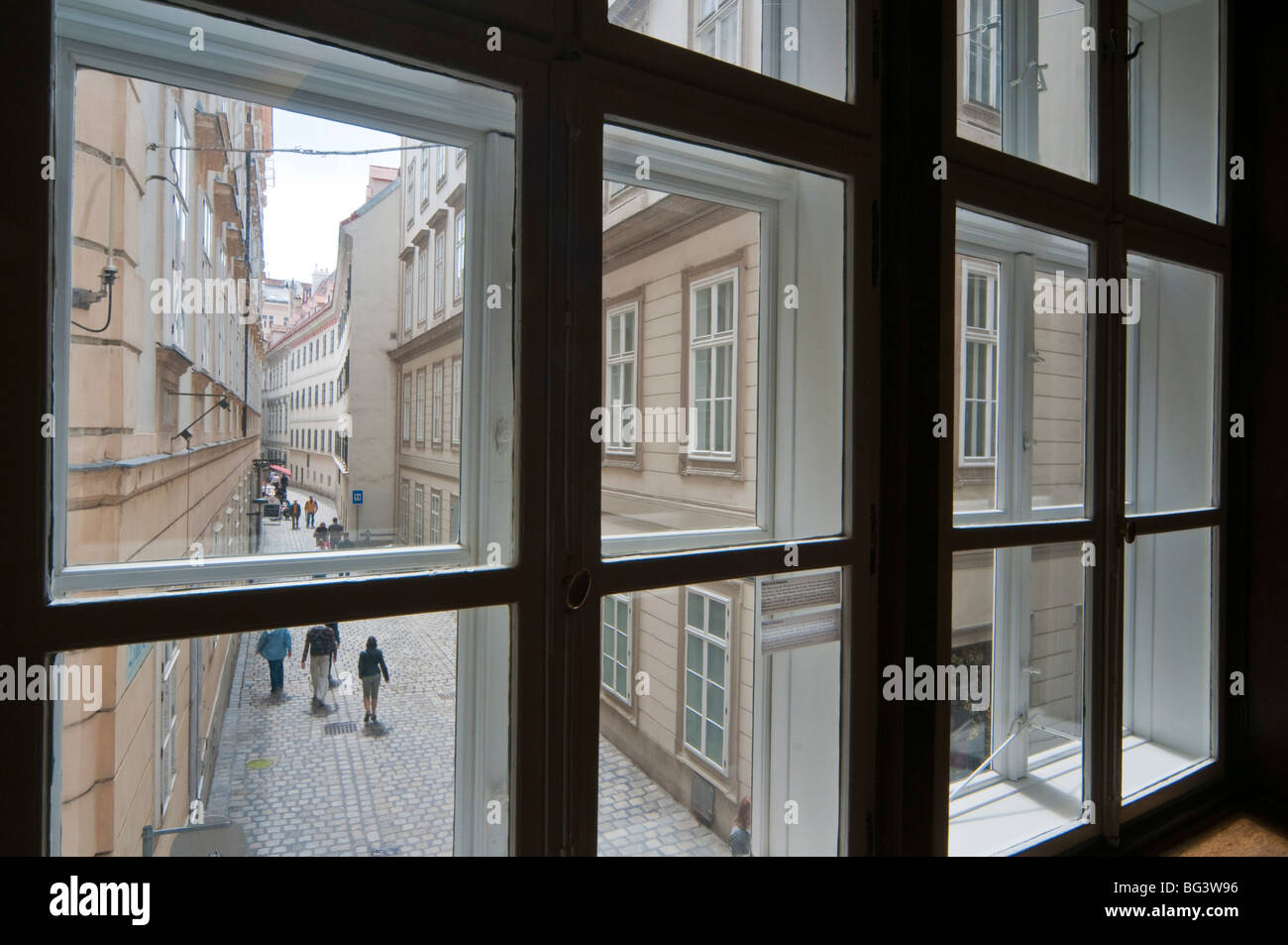 Blick Durch Fenster in der Altstadtgasse, Wien, Österreich | Altstadt, Wien, Österreich Stockfoto