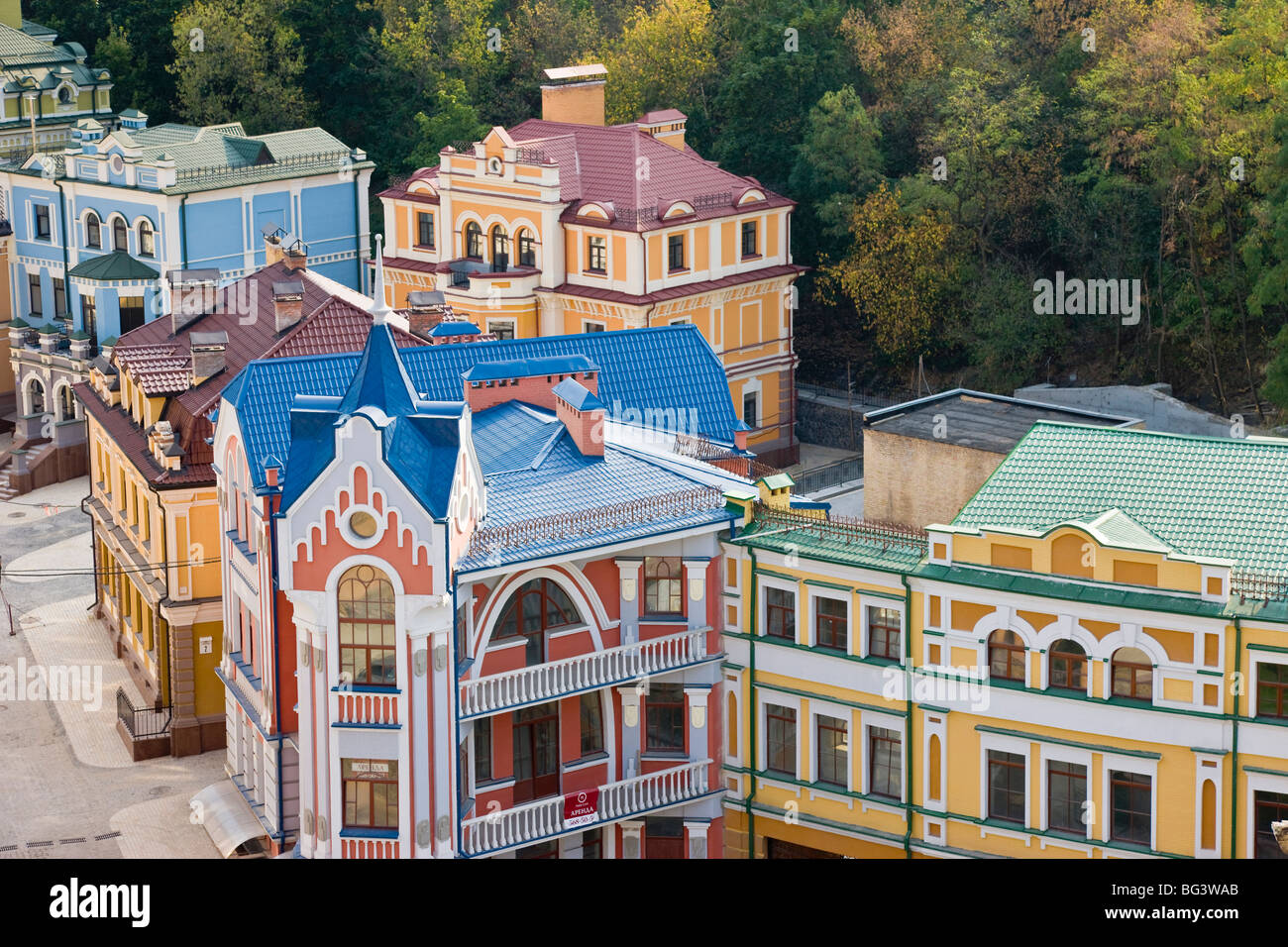 Erhöhten Blick über farbenfrohe Gebäude mit mehrfarbigen Dächer in einem neuen Wohngebiet von Kiew, Ukraine, Europa Stockfoto