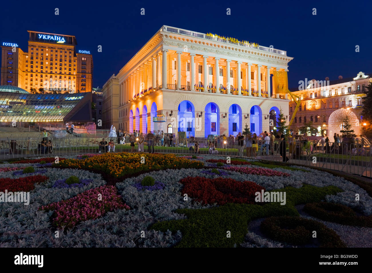 Nationale Musik Akademie beleuchtet in der Nacht in Maidan Nezalezhnosti (Unabhängigkeitsplatz), Kiew, Ukraine, Europa Stockfoto