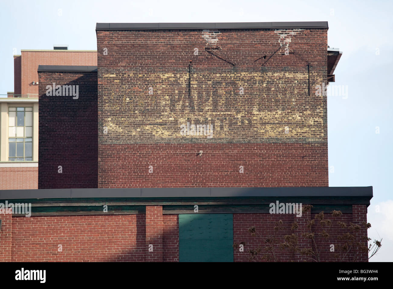 Faded Paper Mill Zeichen in den Distillery District in Toronto Kanada Stockfoto