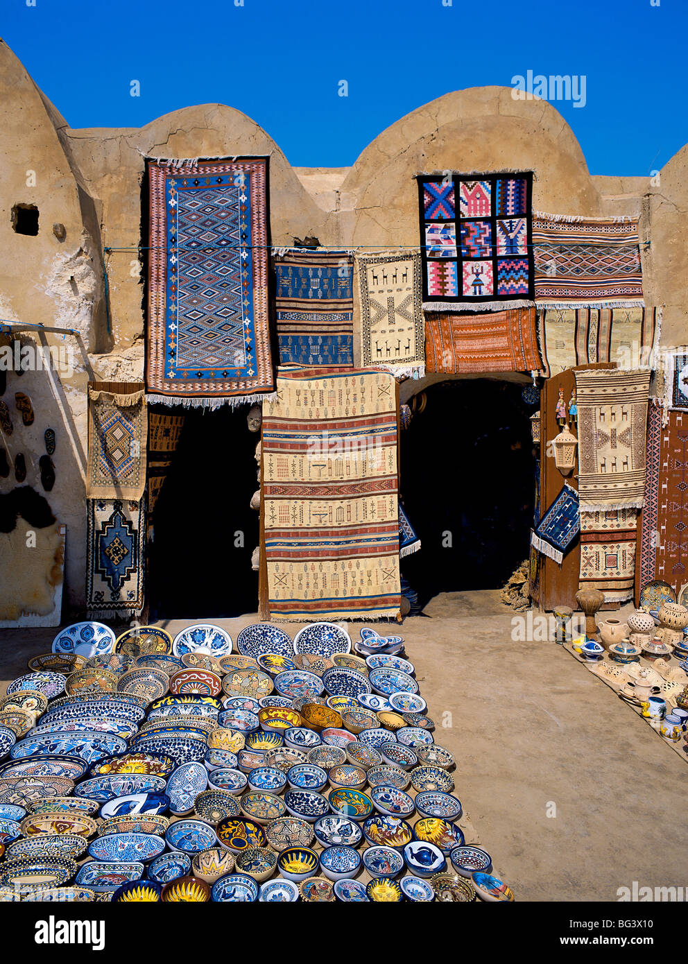 Traditionelle Keramik und Teppich-Shop, Tunesien, Nordafrika, Afrika Stockfoto