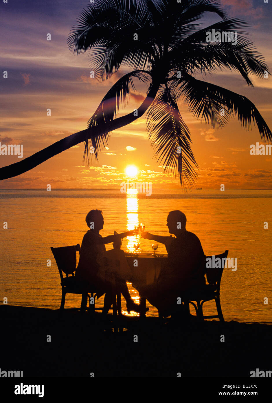 Paare, Abendessen am Strand, toasten Gläser, Malediven, Indischer Ozean, Asien Stockfoto