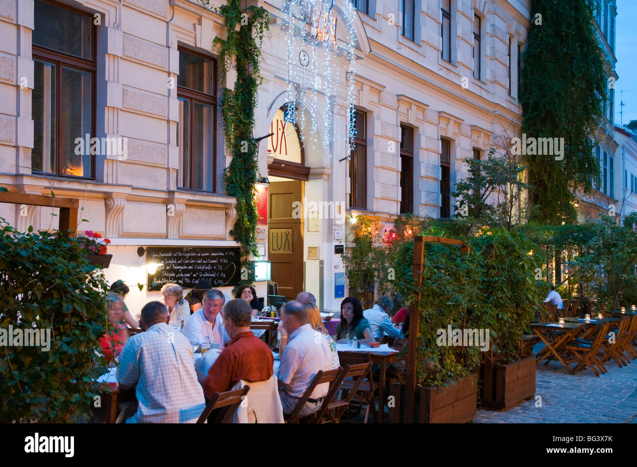 Restaurant bin Spittelberg Bei Dämmerung, Wien, Österreich | Restaurant am Spittelberg in der Abenddämmerung, Wien, Österreich Stockfoto Restaurant bin Spittelberg Bei Dämmerung, Wien, Österreich | Restaurant am Spittelberg in der Abenddämmerung, Wien, Österreich Stockfoto