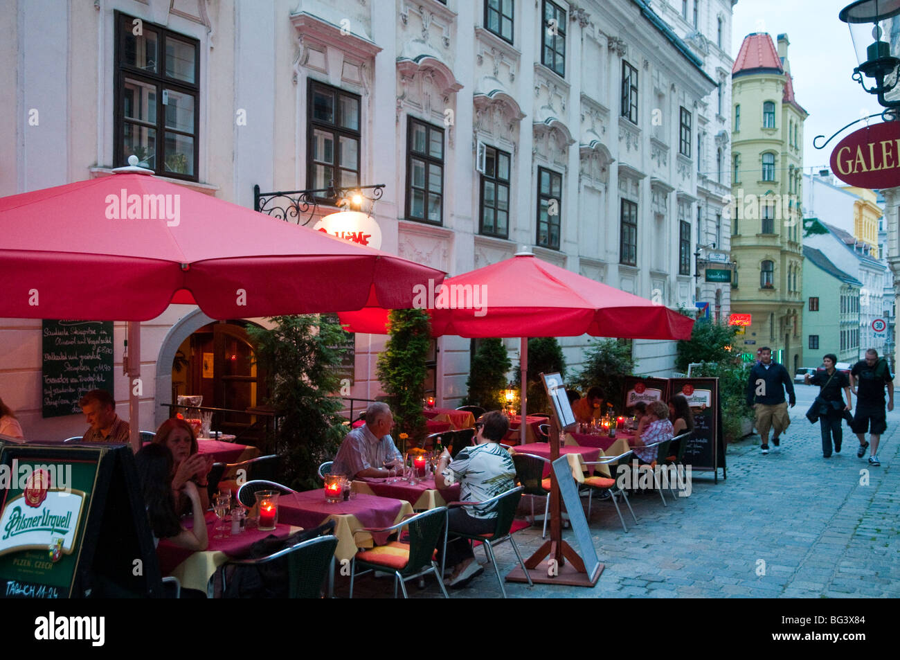 Restaurant bin Spittelberg Bei Dämmerung, Wien, Österreich | Restaurant am Spittelberg in der Abenddämmerung, Wien, Österreich Stockfoto Restaurant bin Spittelberg Bei Dämmerung, Wien, Österreich | Restaurant am Spittelberg in der Abenddämmerung, Wien, Österreich Stockfoto
