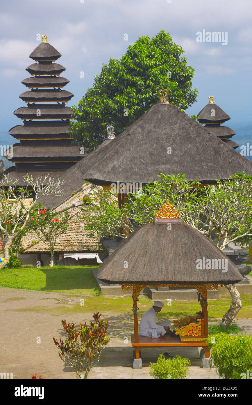 Mann liest in Besakih-Tempel (Tempel der Mutter), Bali, Indonesien, Südostasien, Asien Stockfoto
