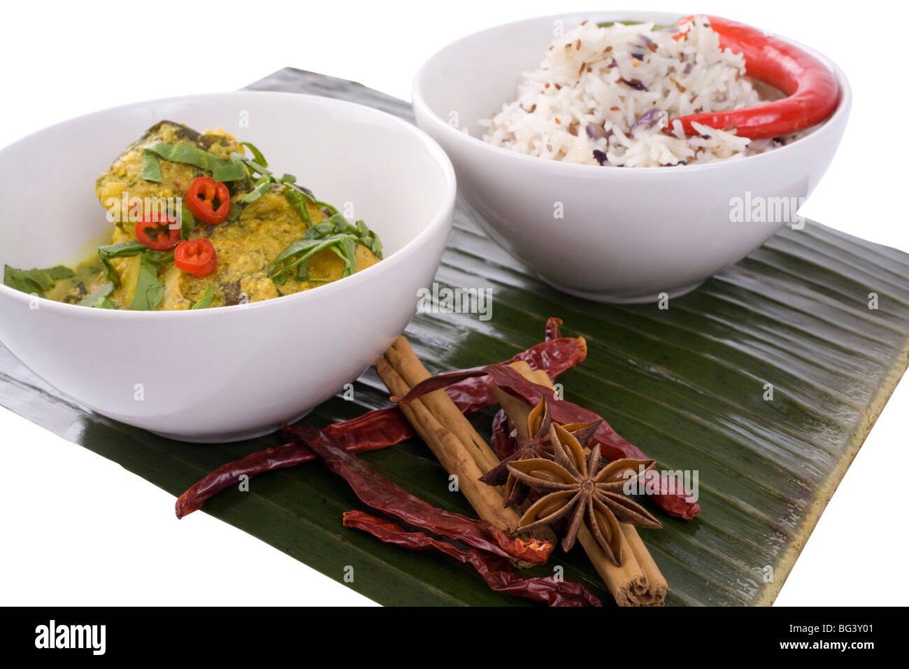 Lamm Curry mit Reis, serviert auf einem Bananenblatt. Stockfoto